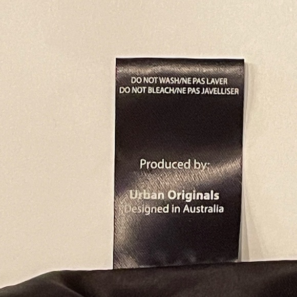 Urban Originals Black Shoulder Bag with 2 Adjustable Straps and Zipper Closure. - Picture 6 of 7